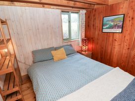 A bedroom with a bed and bedside lamp at Cabin in Newport