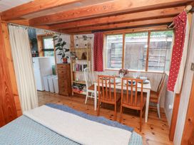 A dining room with a table and chairs at Cabin in Newport