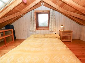 A bedroom with a bed and a window at Cabin in Newport