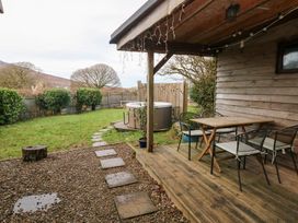 A garden with a hot tub and outdoor seating at Cabin in Newport