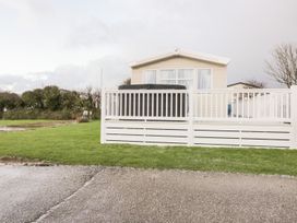A caravan with a hot tub on the decking at Barney's Retreat in Newquay