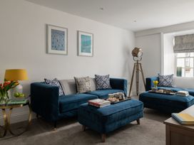 A living room with sofas and a coffee table at Tides Door in Dartmouth