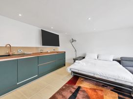 A studio with kitchen, sofa and bed at Oldfields