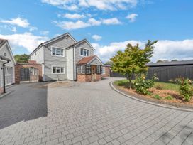 A house with driveway and garden at Oldfields in Bury St Edmunds