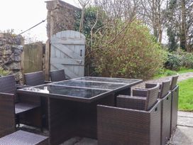 A garden with a table and chairs at The Mill House in Newton Abbot