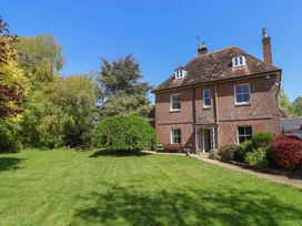 A house with a garden at Goulds Farmhouse in Milborne St Andrew