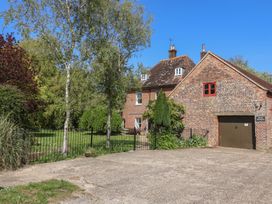 A house with a garage and garden at Goulds Farmhouse in Milborne St Andrew