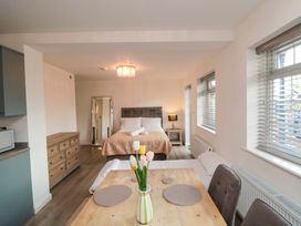 A studio with a bed and dining area at Tooth Suite in Yarm