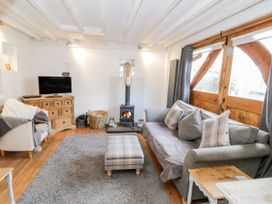 A living room with a sofa and TV at Studio Bach in Beaumaris