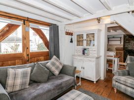 A living room with a sofa and cabinet at Studio Bach in Beaumaris