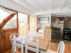 A kitchen with table and chairs at Studio Bach in Beaumaris