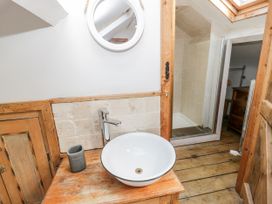 A bathroom with a sink and shower at Studio Bach in Beaumaris