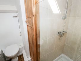 A bathroom with a shower and toilet at Studio Bach Beaumaris