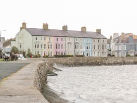 A row of colorful houses by the water at Studio Bach in Beaumaris