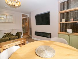 A living room with a television and a sofa at Flat 5 Caxton House in Windermere