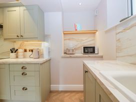 A kitchen with cabinets and appliances at Flat 5 Caxton House in Windermere