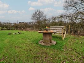 A garden with a table and bench at The Suffolk in Knutsford