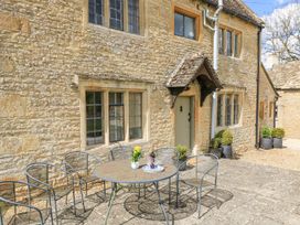 An outdoor seating area with a table and chairs at The Smithy in Stow on the wold