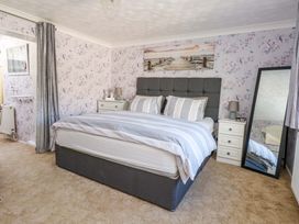A bedroom with a bed and bedside tables at 46 Chafeys Avenue