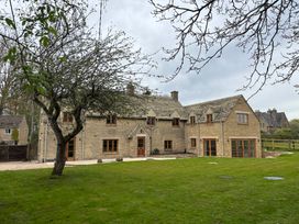 A house with windows and a tree in the outdoor area at Manor Cottage in Bampton, Oxfordshire