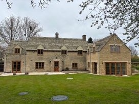 A house with garden and windows at Manor Cottage in Bampton, Oxfordshire