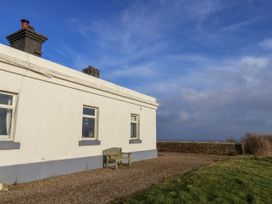 A house with a bench in front at Hornblower Lodge in Whitby