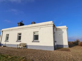 An exterior view of a house with a bench in Whitby at Hornblower Lodge