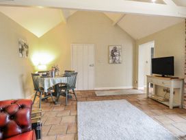 A living room with a dining table and chairs at Ivy Barn in Norwich