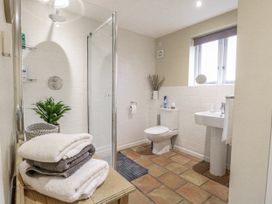 A bathroom with a shower, toilet, and sink at Ivy Barn in Norwich