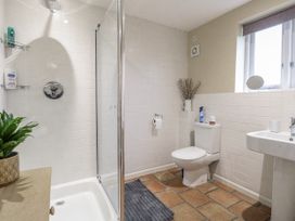A bathroom with shower, toilet, and washbasin at Ivy Barn in Norwich