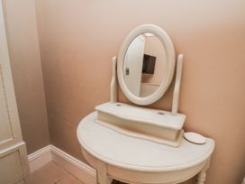 A vanity table with a mirror in a dressing room at Ingleside Cottage Whitby