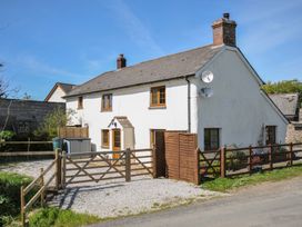 A house with a fence and gravel driveway at Little Blagdon Ashwater