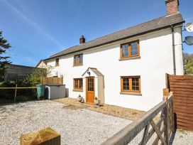 A house with gravel driveway and garden features at Little Blagdon in Ashwater