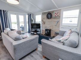 A living room with a sofa and TV at Lodge 134 near Bellech
