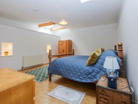 A bedroom with a bed and furniture at Inglewood Bach in Conwy