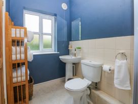 A bathroom with sink and toilet at Inglewood Bach Conwy