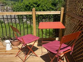 A balcony with table and chairs at Inglewood Bach in Conwy