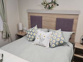 A bedroom with a bed and decorative pillows at Homeslea 33 Millennium Gardens in Morpeth