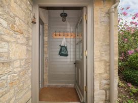 An entrance with coat hooks and a bag at Gardeners Cottage in Chipping Norton