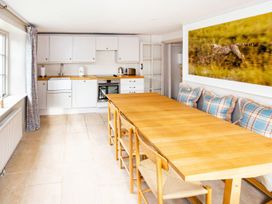 A kitchen with a dining table and chairs at Gardeners Cottage in Chipping Norton