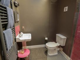 A bathroom with a sink and toilet at Otter's Rest in Droitwich