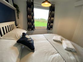 A bedroom with a bed and towels at Chalet 333, California, Norfolk