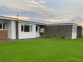 A house with grass lawn at Chalet 333 in California, Norfolk