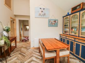 A dining room with a table and chairs at The Stable in Dublin