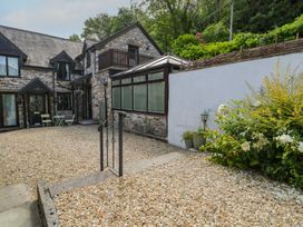 An outdoor area with gravel path and plants at Ivy Cottage in Abergele