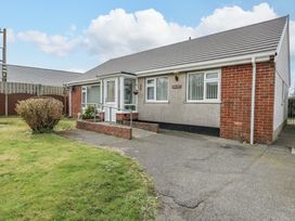 A house with a front yard at Min Y Cae