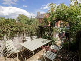 A garden with a table and chairs at Tea Tree Cottage in Chipping Campden