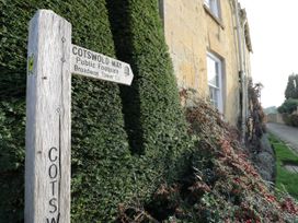 A signpost near hedges at Tea Tree Cottage in Chipping Campden