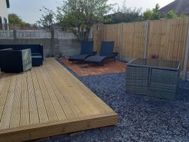 A garden with lounge chairs and outdoor furniture at Mike’s Place On The Cove Rhyl