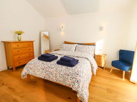 A bedroom with a bed and furniture at The Pebble in Dorchester